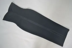 Détail d'une robe midi bandage noire sans bretelles avec une silhouette moulante élégante