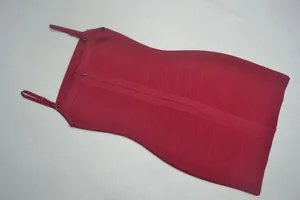 Vue détaillée d'une mini-robe bandage moulante bordeaux avec fines bretelles.