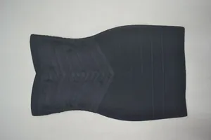 Détail montrant la texture d'une robe bandage noire moulante sans bretelles sexy