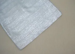 Vue détaillée de la texture du tissu en feuille métallique argentée sur une robe bandage