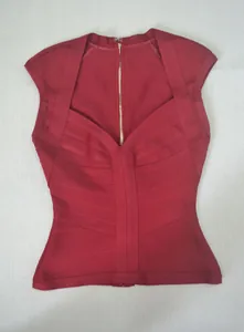 Détail d'un haut bandage rouge sans manches avec un décolleté plongeant en V et fermeture.