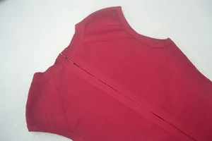 Κοντινό πλάνο μπορντό αμάνικου φορέματος bandage που δείχνει τη λαιμόκοψη και το φερμουάρ