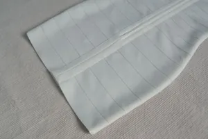 Gros plan du tissu de la robe bandage blanche avec côtes texturées