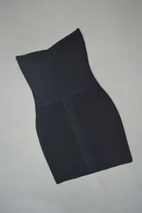 Vue détaillée d'une mini robe bandage noire bustier moulante avec fermeture éclair