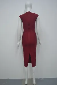 Achteraanzicht van een sexy bordeauxrode, nauwsluitende bandage-midi-jurk met rits en split.