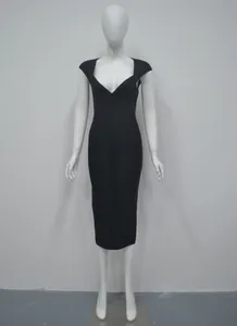 Gedetailleerde weergave van een elegante zwarte mouwloze V-hals bandage midi-jurk