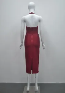 Vue arrière d'une robe élégante mi-longue bordeaux à licou dos nu sur un mannequin