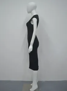 Gedetailleerd zijprofiel van een mouwloze zwarte bodycon bandage midi-jurk op mannequin