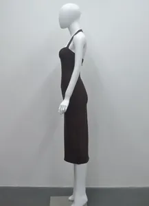 Vue latérale d'une élégante robe midi bandage dos nu marron foncé sur mannequin de vitrine