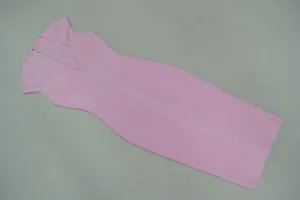 Plat neergelegde roze mouwloze bandagejurk met een elegante nauwsluitende pasvorm.