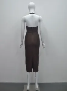 Vue arrière détaillée d'une robe mi-longue bandage moulante dos nu marron foncé pour la fête