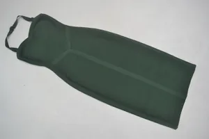 Détail d'une élégante robe midi bandage dos nu vert foncé avec sa texture côtelée