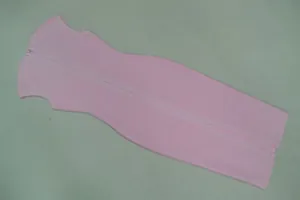 Elegante mouwloze roze bandage midi-jurk met ritslit en split aan de achterkant.