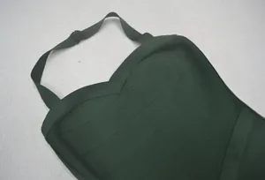Détail de la robe bandage dos nu vert foncé montrant sa texture côtelée haut de gamme.