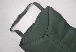Détail d'une robe bandage dos nu vert foncé montrant la fermeture éclair et la bretelle.