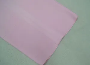 Macro-weergave van de gedetailleerde textuur en elastische stof van hoge kwaliteit van een jurk