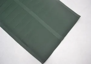 Gros plan détaillé du tissu de robe bandage épais vert foncé avec maille côtelée