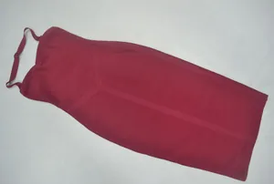 Vue détaillée d'une élégante robe bandage bordeaux dos nu avec un tissu texturé