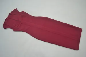Professionele platte weergave van een bordeauxrode mouwloze bodycon bandage midi-jurk