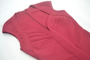Gedetailleerd overzicht van het kruissteekontwerp van een roze bandagejurk