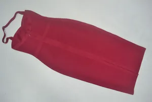 Vue détaillée d'une robe bandage licou rouge élégante avec silhouette dos nu