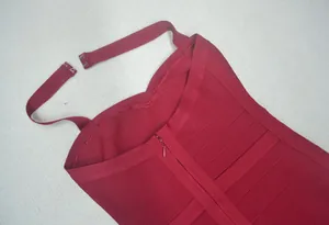 Vue détaillée d'une robe bandage bordeaux avec fermeture éclair et licou arrière