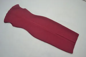 Elegante mouwloze bordeaux nauwsluitende midi bandage jurk met ritssluiting op de rug.