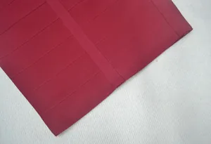 Gros plan du tissu de robe bandage bordeaux de haute qualité avec texture nervurée