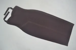 Robe midi bandage marron chocolat élégante à col licou et coupe moulante pour soirées habillées.