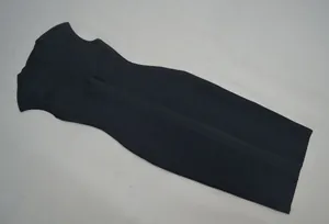 Gedetailleerd overzicht van een zwarte mouwloze bandage midi-jurk met een V-hals