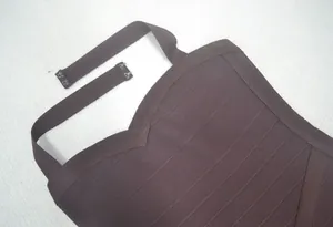 Détail d'une robe bandage dos nu marron avec fermeture à crochets et texture côtelée