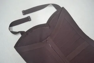 Détail montrant la fermeture éclair arrière et la sangle de cou réglable d'une robe bandage marron.