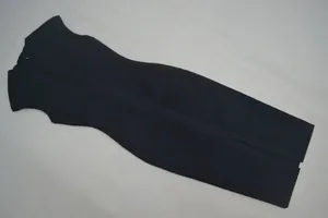 Elegante zwarte mouwloze bandage midi-jurk met nauwsluitende pasform en ribbels.