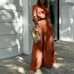 Ensemble deux pièces terracotta chic avec chemise à revers et pantalon large fluide