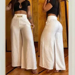 Pantalon large blanc élégant à taille haute avec détail de chaîne dorée à la taille