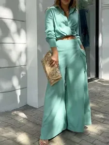 Ensemble deux pièces vert menthe élégant avec chemise à col et pantalon jambe large.