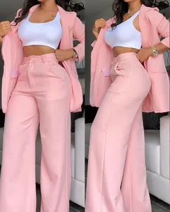 Vista lateral y frontal del elegante conjunto de blazer rosa y pantalones de pierna ancha