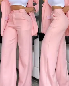 Vistas detalladas de un elegante traje rosa de dos piezas con chaqueta y pantalón ancho