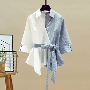 Elegante camicia a portafoglio asimmetrica bicolore blu e bianca con dettaglio cintura chic