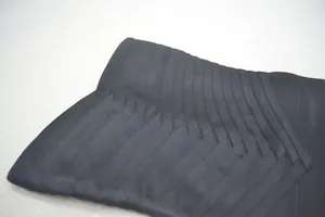 Gros plan détaillé montrant la texture du tissu bandage noir et le design plissé