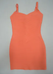 Robe mini moulante bandage corail à fines bretelles et détails de côtes en V élégants
