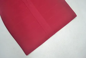 Vue détaillée montrant la texture côtelée épaisse de cette robe bandage de soirée bordeaux.
