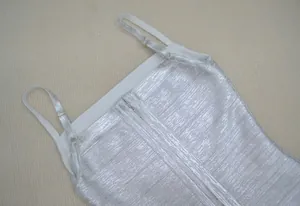 Vue détaillée d'une robe bandage métallisée argentée avec fines bretelles réglables