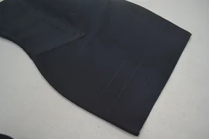 Gros plan détaillé des bandes horizontales d'une robe bandage noire moulante sexy.