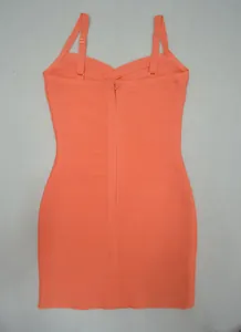 Vue détaillée du dos d'une robe bandage orange avec fermeture éclair et bretelles