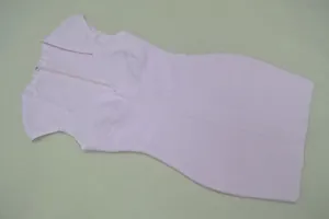 Λεπτομερής προβολή ενός σέξι ανοιχτό ροζ αμάνικο φόρεμα πάρτι με λαιμόκοψη V
