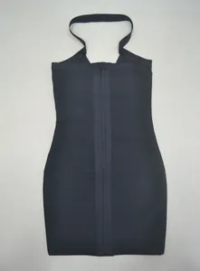 Λεπτομερής προβολή ενός σέξι μαύρου halter bandage φορέματος με μπροστινό φερμουάρ