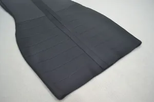 Gros plan détaillé d'une mini-robe bandage noire montrant la texture du tissu et coutures.