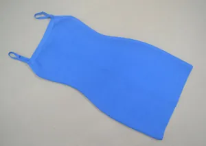 Vue détaillée d'une mini-robe bandage bleu clair à fines bretelles posée à plat.