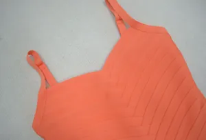 Vue rapprochée du décolleté en V et du tissu bandage d'une robe à bretelles orange